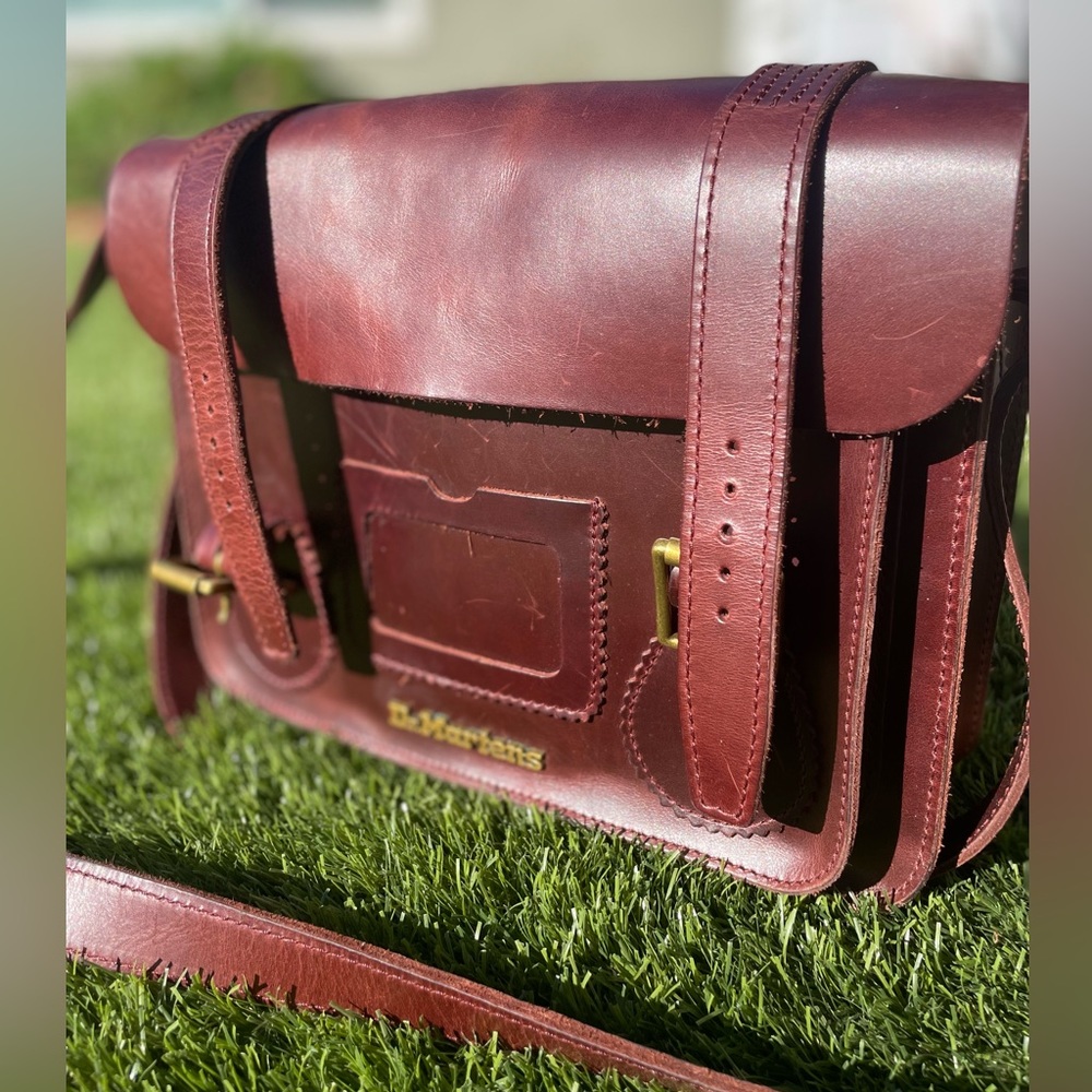 Dr Martens 11in Leather Messenger Bag